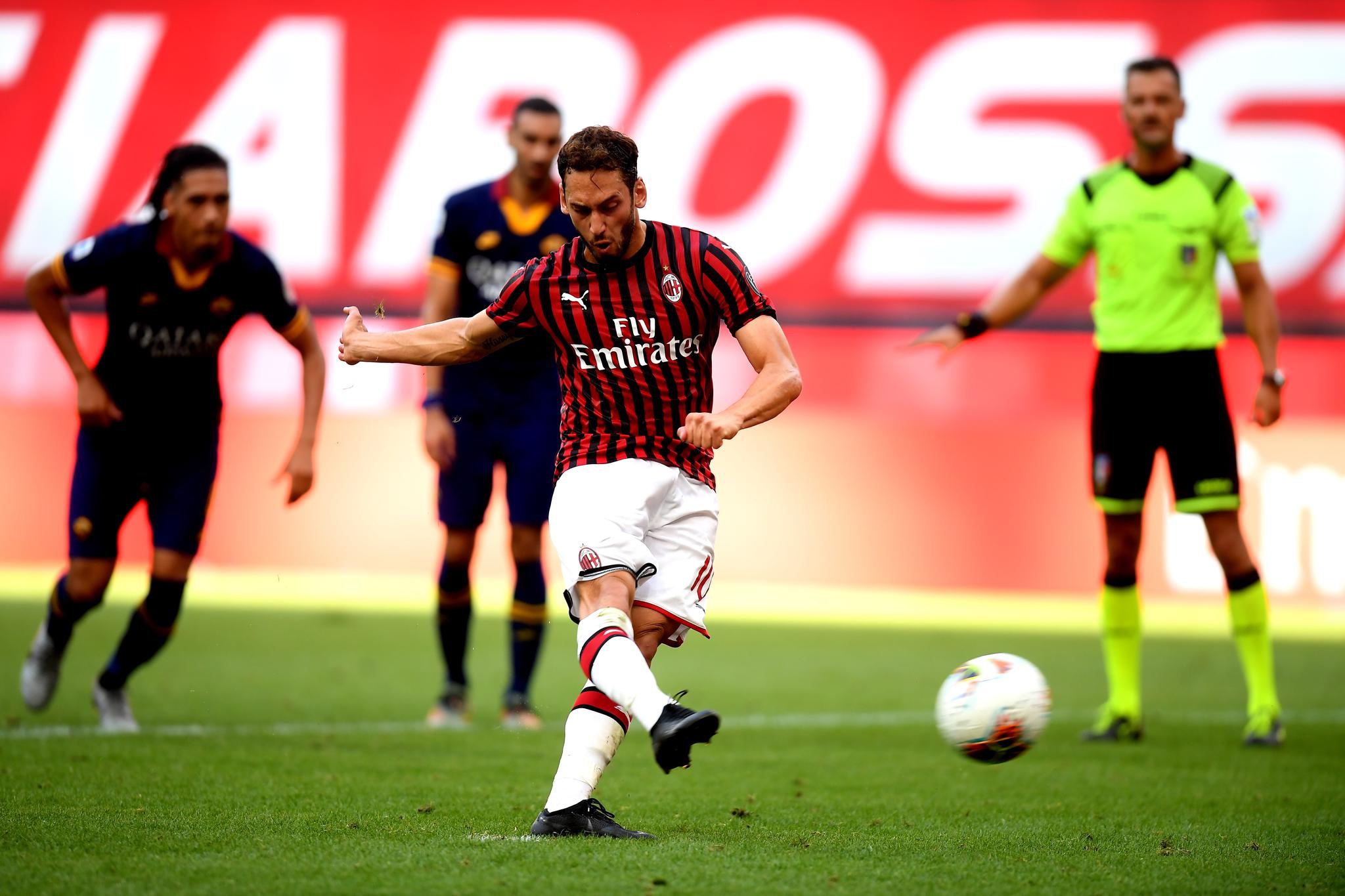 华体会体育包含今夜体能课后，AC米兰队长鼓劲备战社区盾，压力陡增，轮换策略成焦点的词条