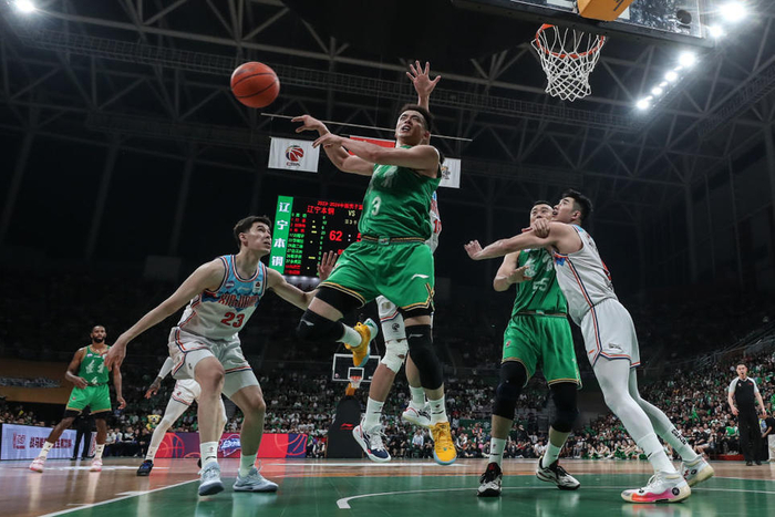 华体会体育官方网站曼城迎CBA季后赛关键赛，赛前官宣签约，信心回归，年轻球员得到机会的简单介绍